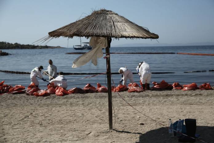 Oil Spill in Saronic Gulf: No swimming at these contaminated beaches, warns Public Health MinistyΠετρελαιοκηλίδα στον Σαρωνικό-τα τελευταία νέα για την διαδικασία απορρύπανσης